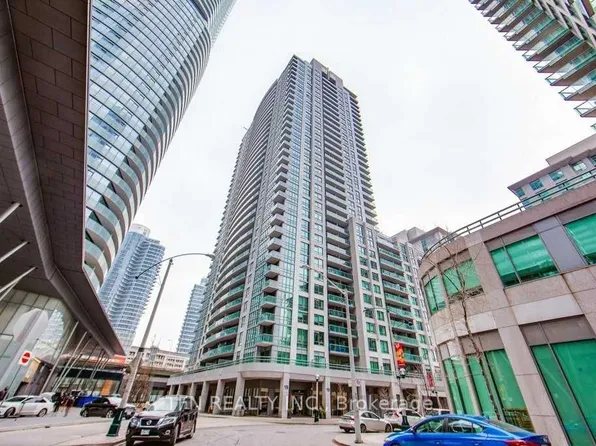 19 Grand Trunk Cres, Toronto, ON