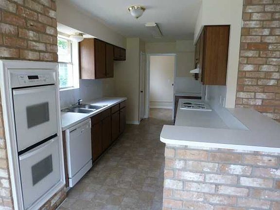 4th image of 15807 Blueberry Hill Ct
