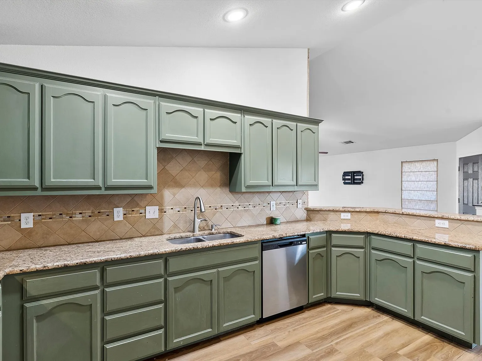 3 bed, 1398 sqft, $2,200 — Photo 3