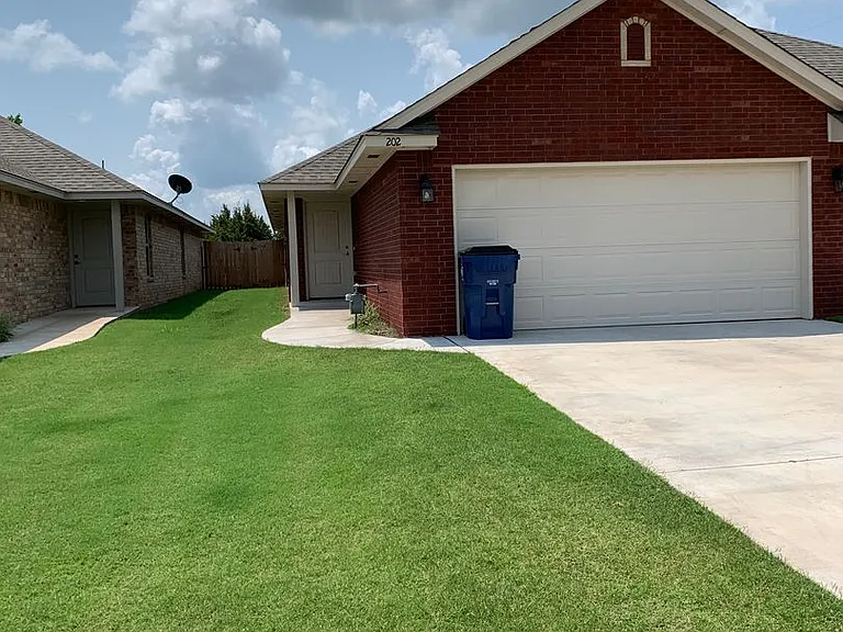 200 Woodbriar Rd — Photo 1