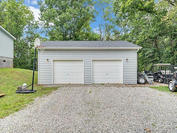 5th image of 963 Magnolia Ln