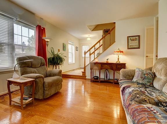 3rd image of 633 Stonehaven Ave
