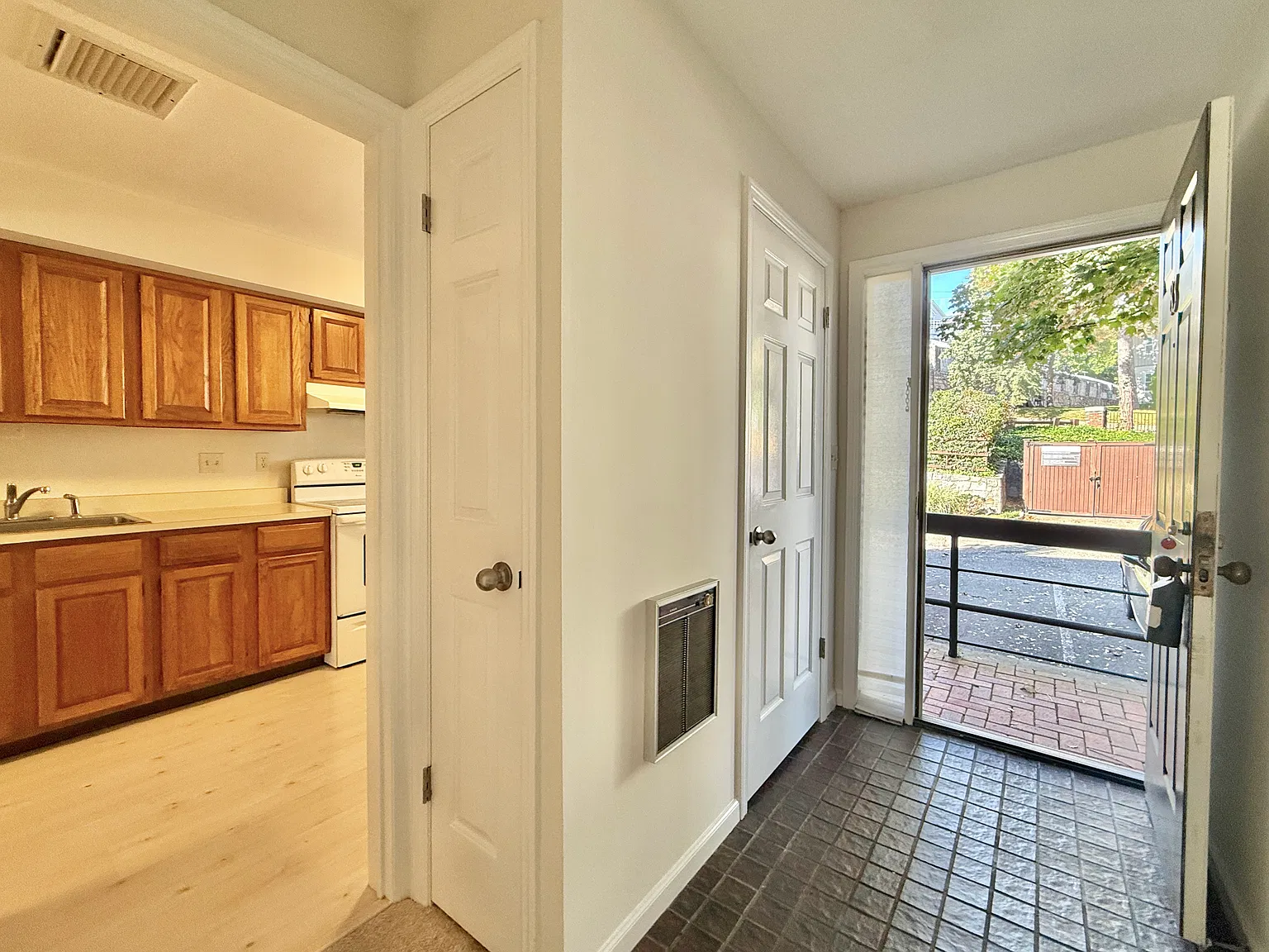 1 bed, 1.5 bath, 985 sqft, $2,600 — Photo 3