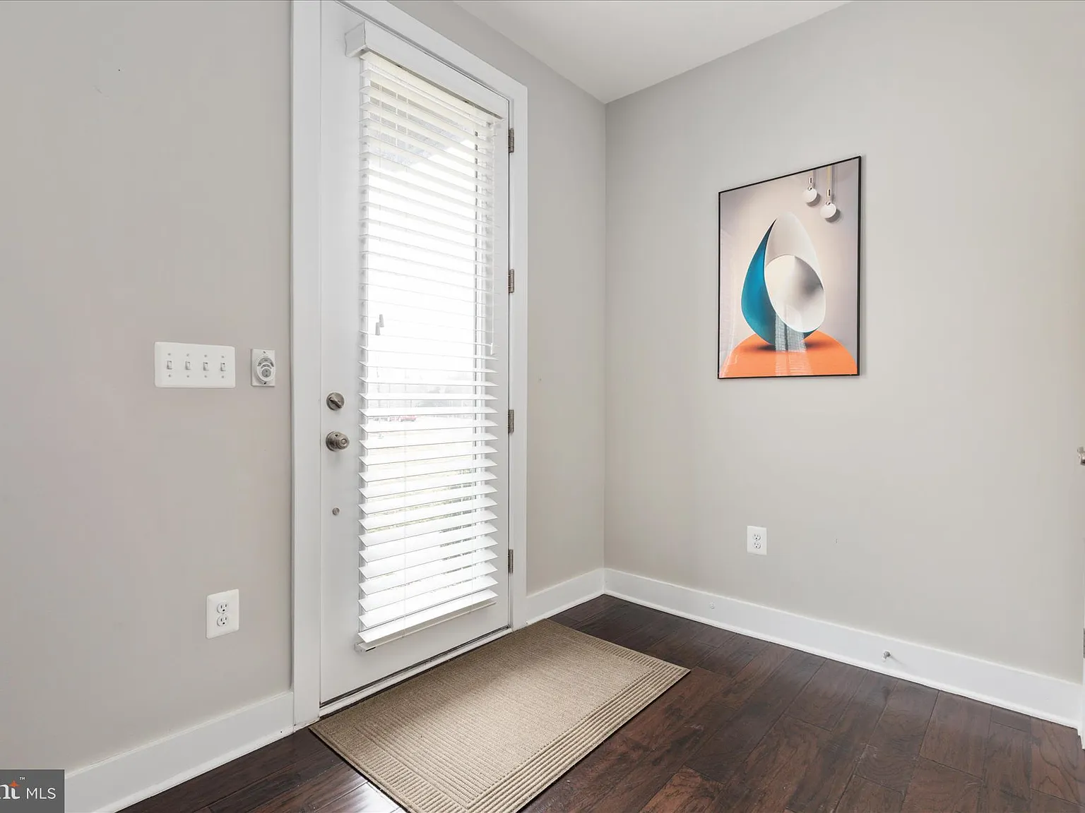 Sm One Loudoun Condo — Photo 3