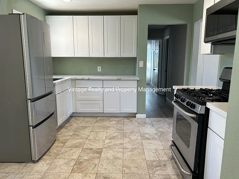476 E Downs St — Photo 7