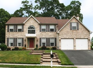 27 Clover Hill Cir, Egg Harbor Township, NJ 08234