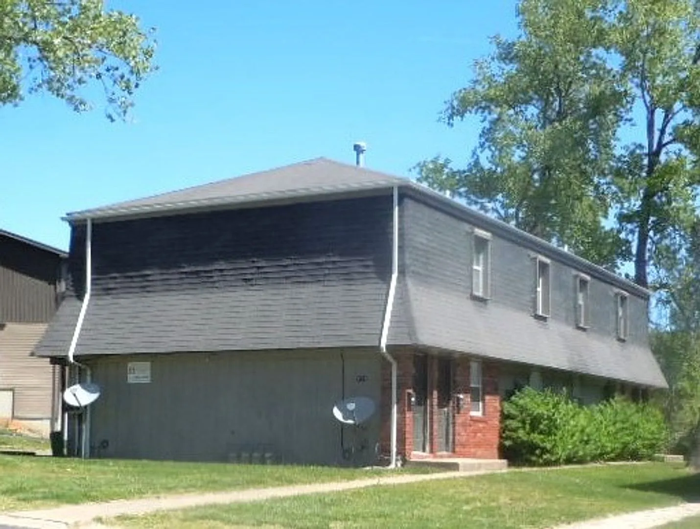All Large Rooms in this Two Bedroom Apt in Collinsville!! — Photo 1