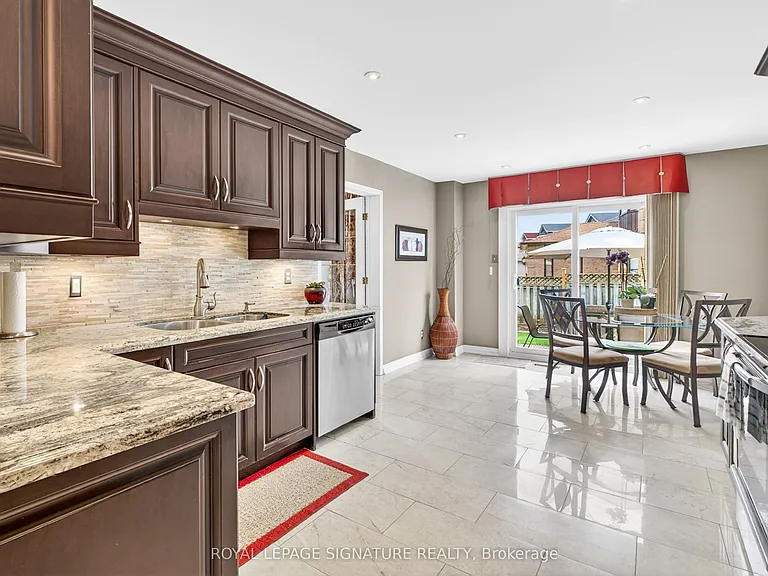 566 Huntington Ridge Dr — Photo 8