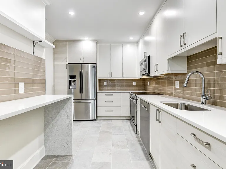 3221 Sutton Pl NW #C — Photo 16