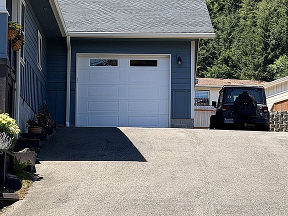 3rd image of 250 Foxglove Way