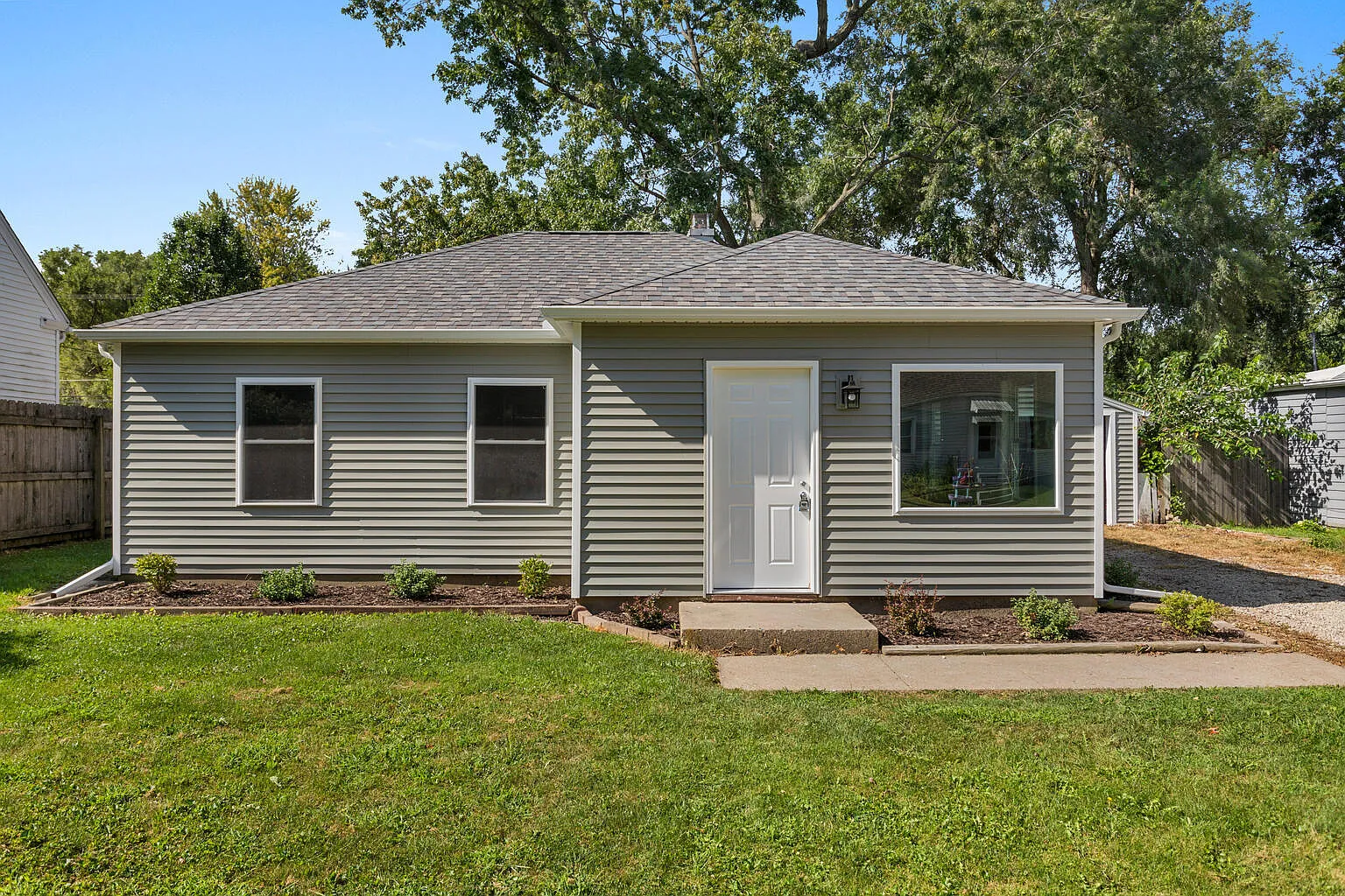 407 Fairview Dr photo 1