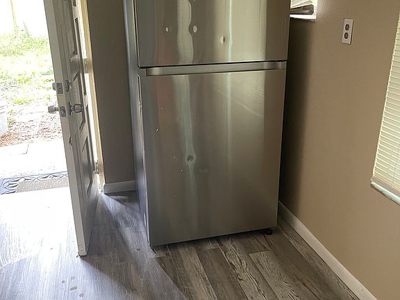 5th image of 913 E Poinsettia Ave