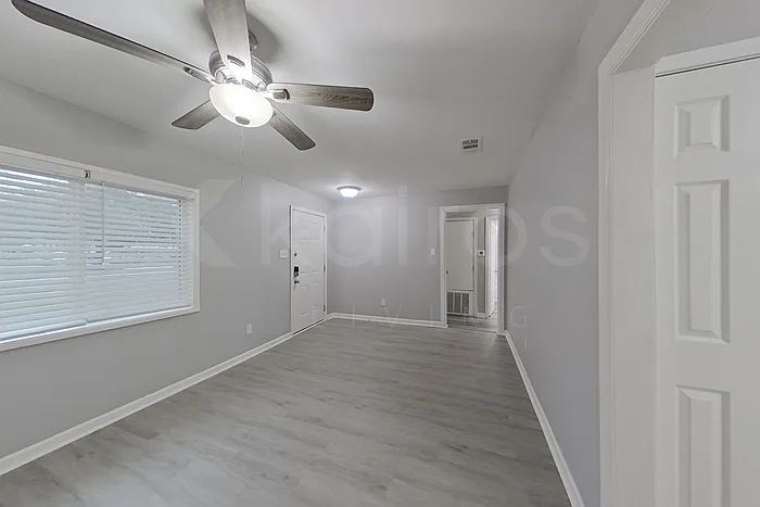 230 E Colonial Dr — Photo 2