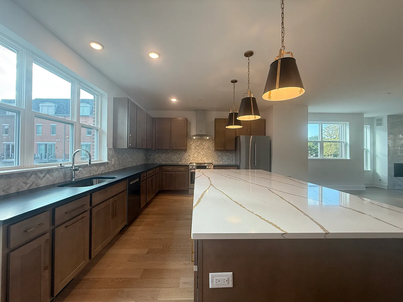 4 bed, 3.5 bath, 2320 sqft, $5,500 — Photo 3
