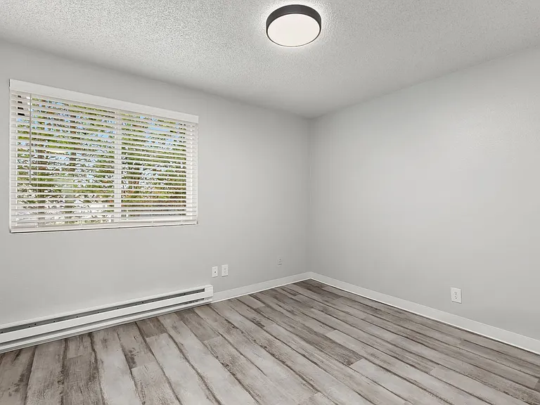 2550 N Vassault St — Photo 30