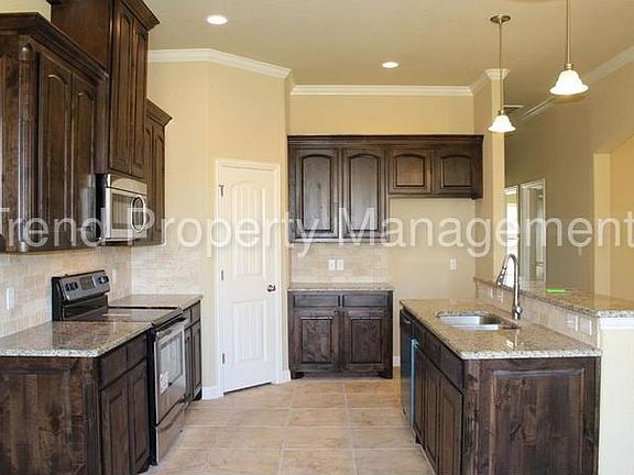 4th image of 401 Donna Cir