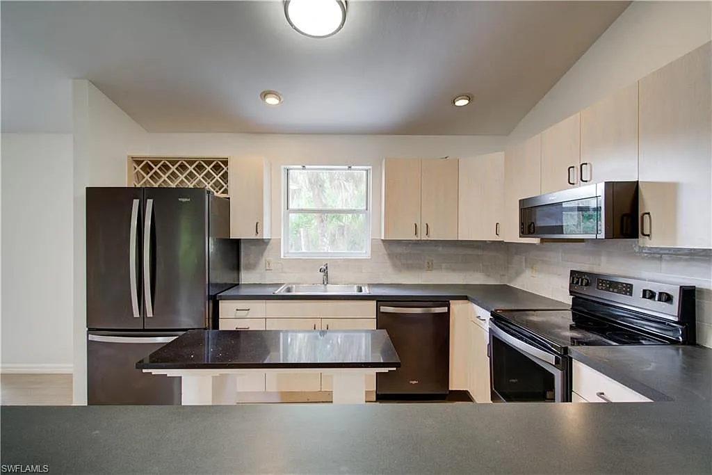 3 bed, 2.0 bath, 1632 sqft, $3,000 — Photo 4