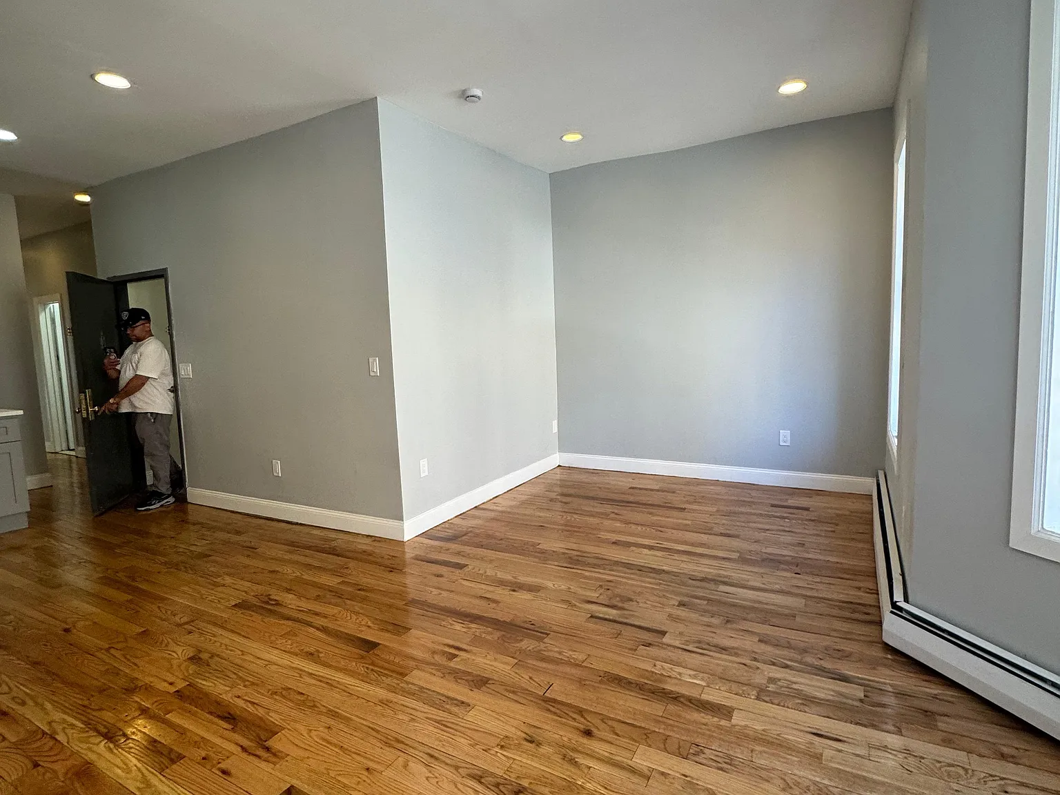 4 bed, 1394 sqft, $4,111 — Photo 3