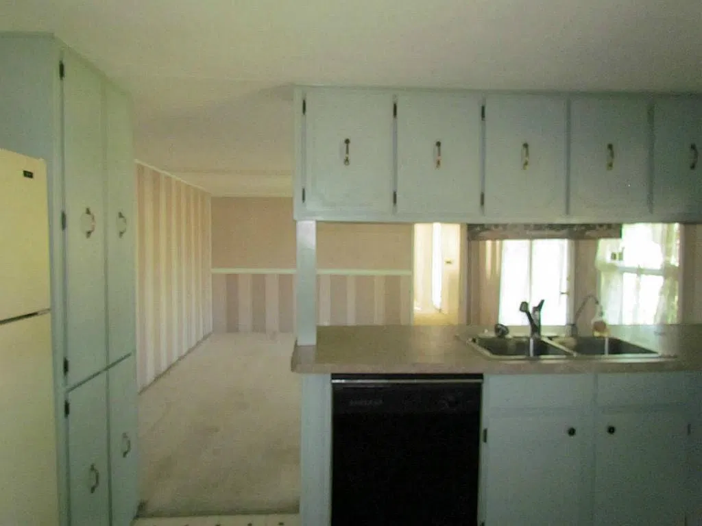 3 bed, 3.0 bath, 2025 sqft, $1,750 — Photo 4
