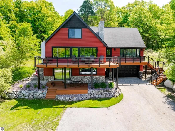 2104 Apple Hill Dr, Traverse City, MI 49686