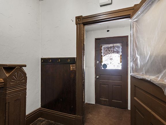 5th image of 345 Maple St