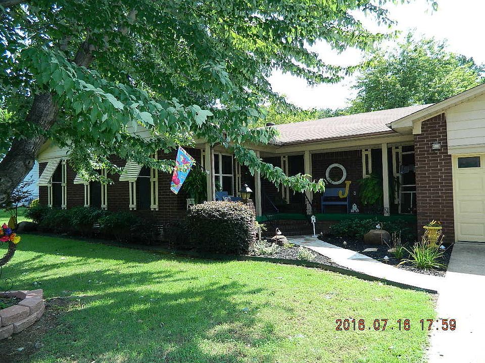 1st image of 204 N 6th St
