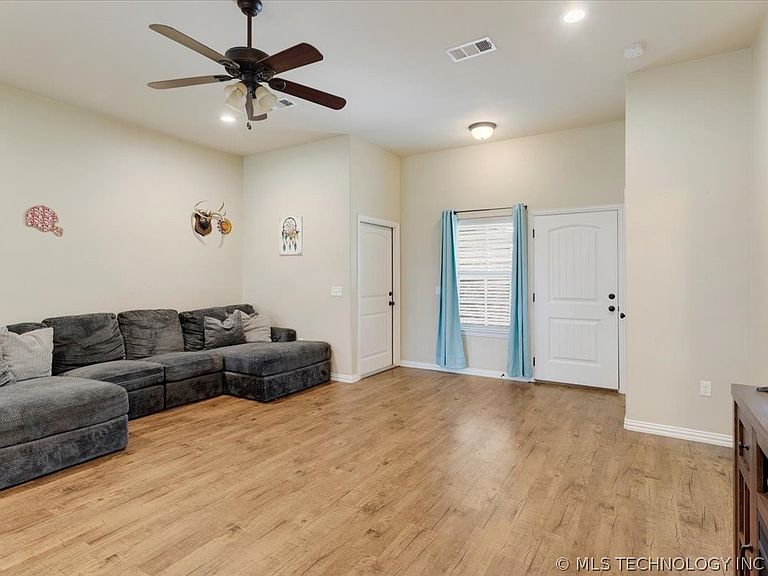 Listing photo 5
