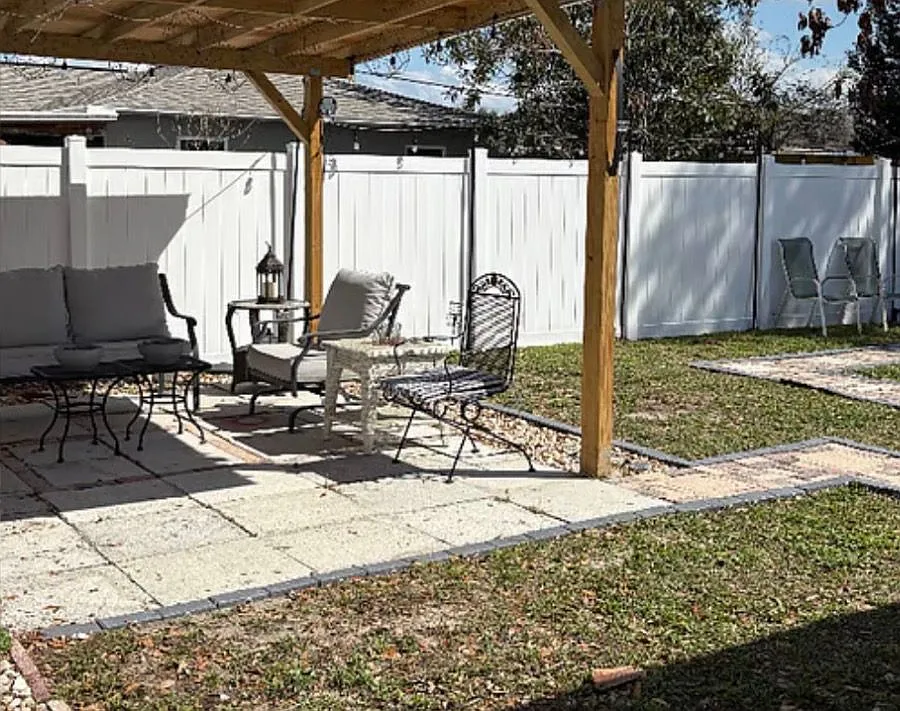 3 bed, 2.0 bath, 1350 sqft, $4,100 — Photo 2