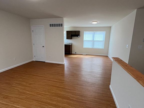 5th image of 210 Baker St