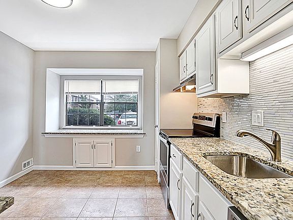 5th image of 107 Saint Anns Ct