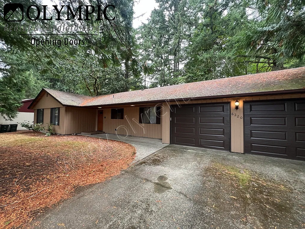 3 Bdrm, 2 Bath Lacey Rambler in Parklike Setting — Photo 2