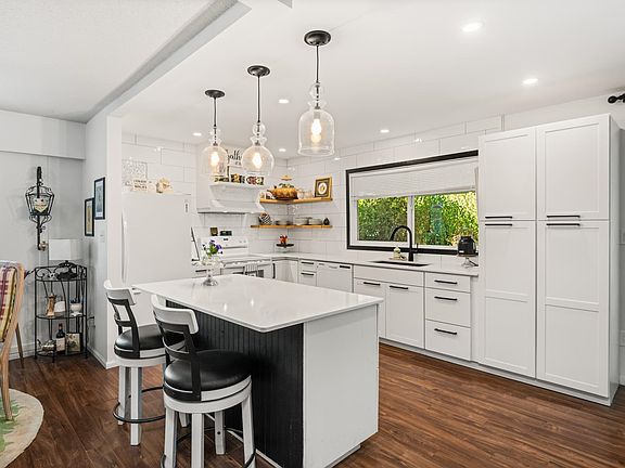 4th image of 20553 43a Ave