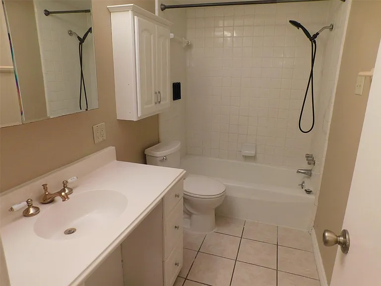 472 N Post Oak Ln — Photo 37