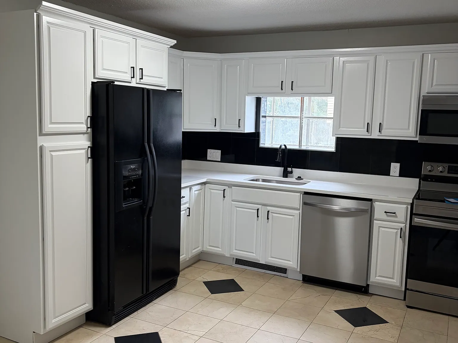 2 bed, 1.5 bath, 932 sqft, $2,500 — Photo 2