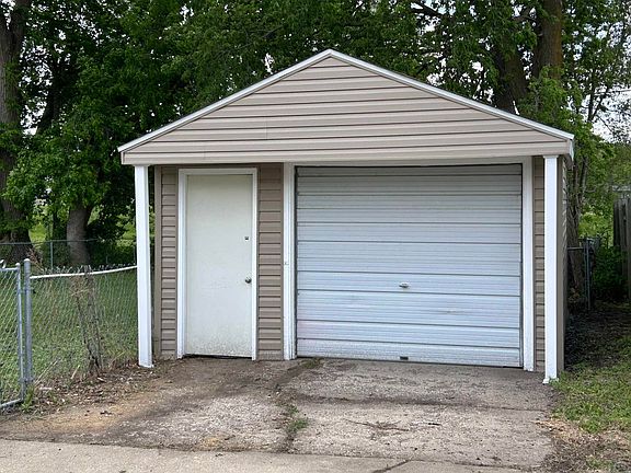 4th image of 2217 Geneva St