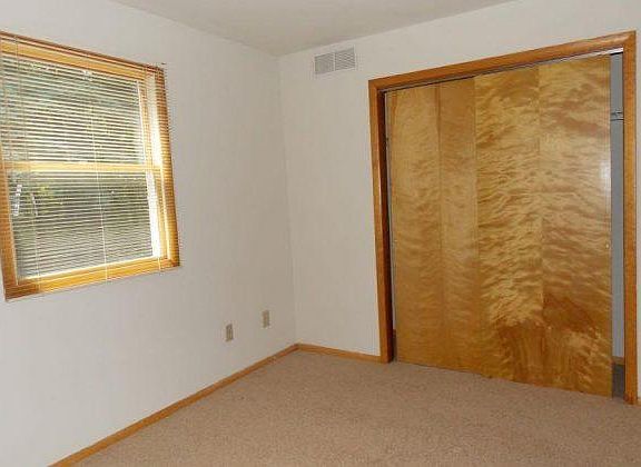 5th image of 900 E Hillside Dr
