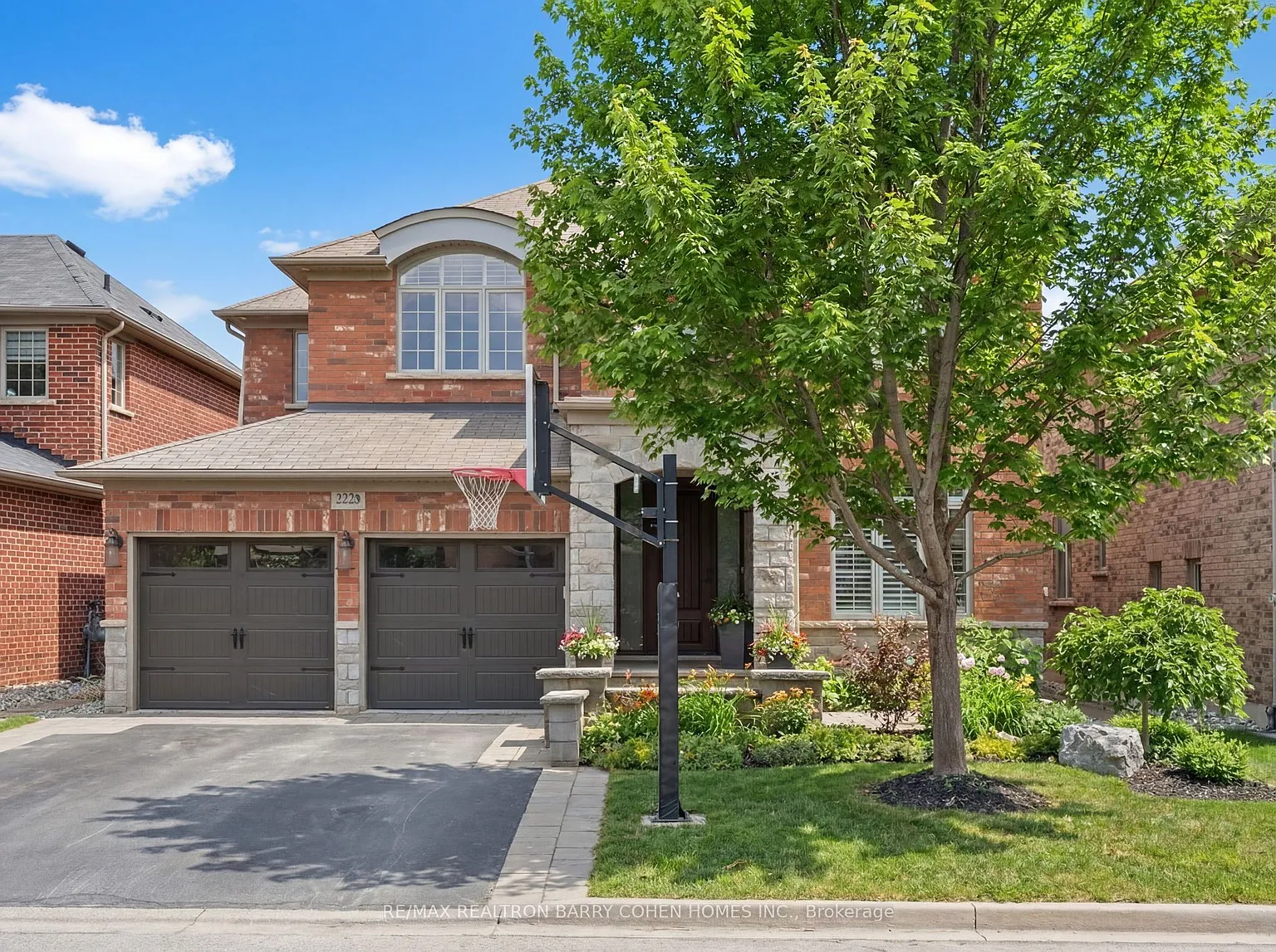 3225 Saltaire Cres photo 1