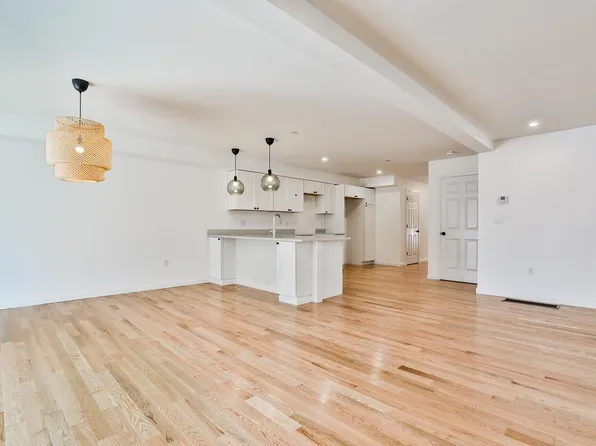 43 Forestedge Way, Manchester, NH 03102