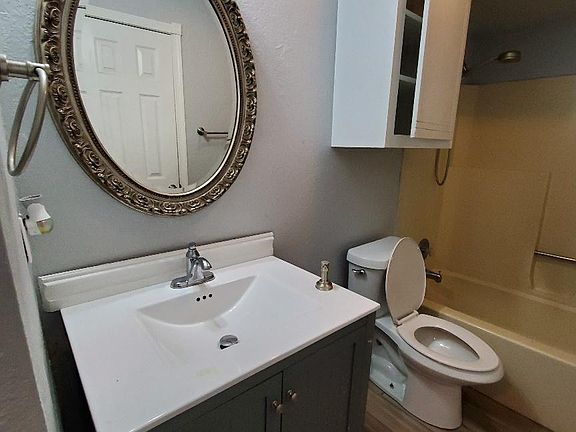 Full Bath. Enter from hall or from bedroom.