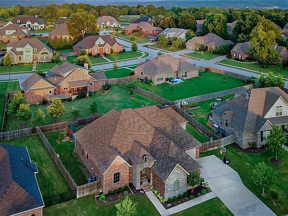 3rd image of 2941 E Pebblestone Dr