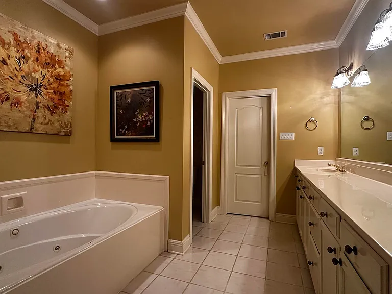 10642 Molly Ave — Photo 8