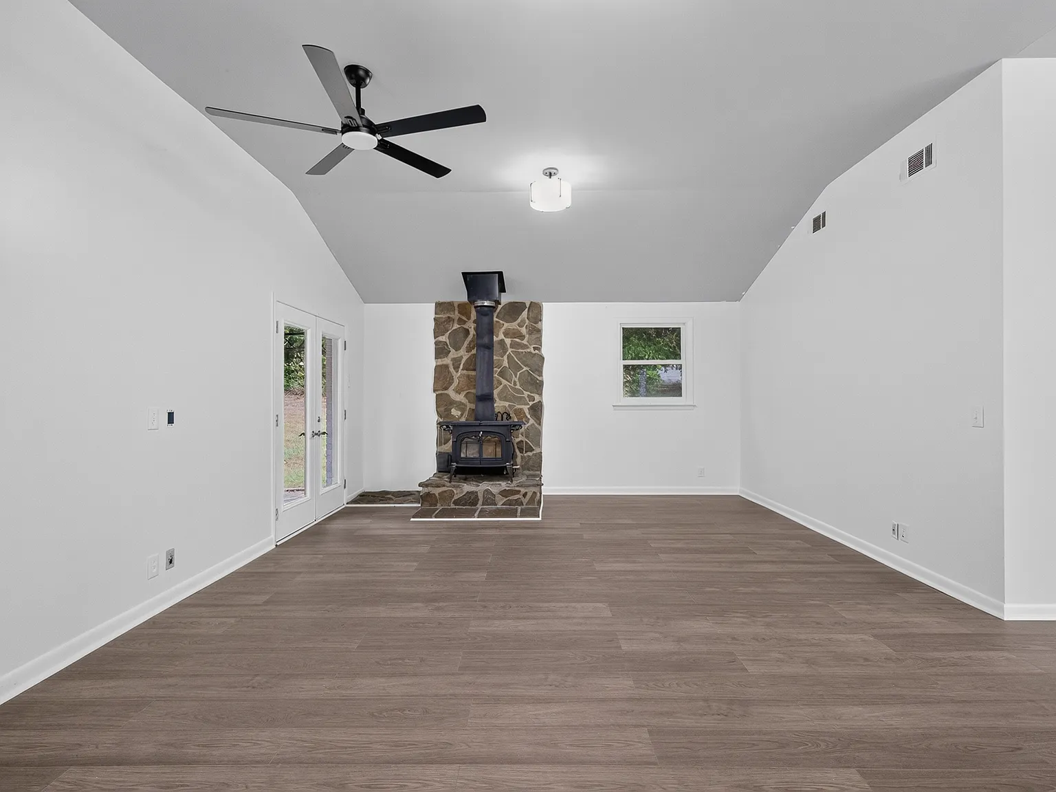 3 bed, 1660 sqft, $4,200 — Photo 3