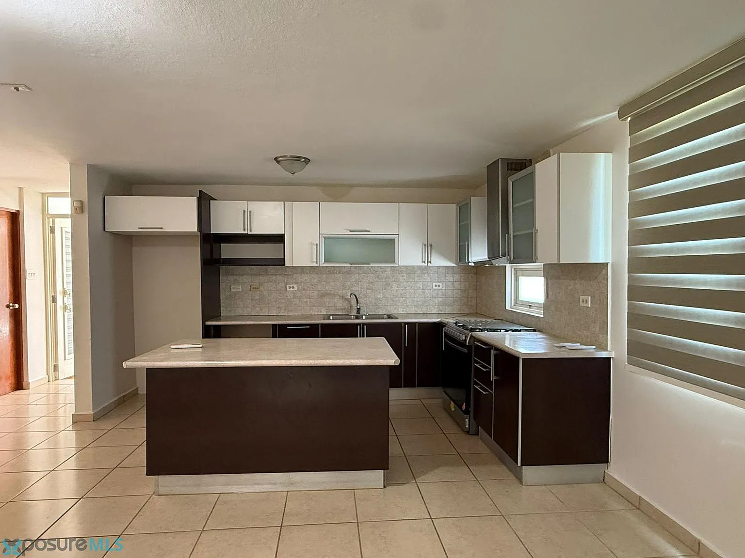3 bed, 1.0 bath, 1050 sqft, $1,900 — Photo 2