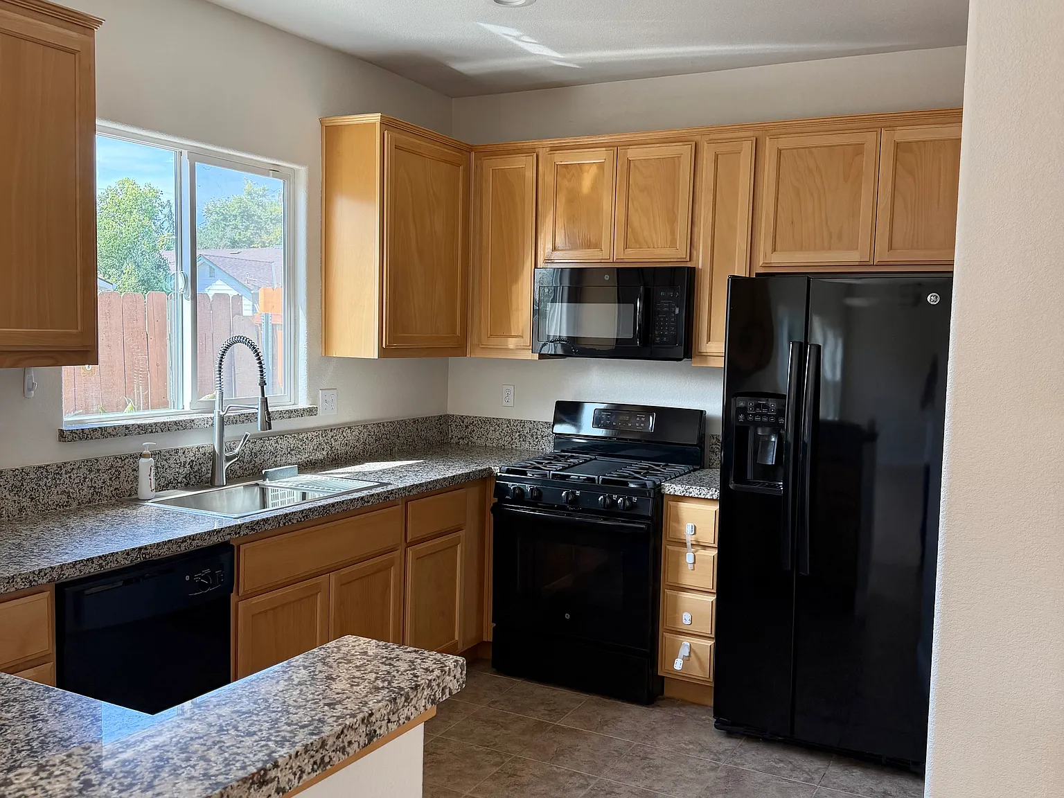 3 bed, 1133 sqft, $2,495 — Photo 2