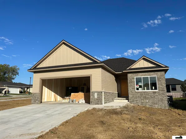 9000 Whitmer Dr, Lincoln, NE 68520