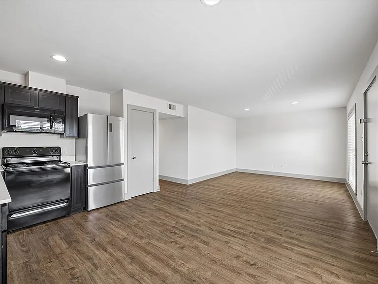 4300 Rosslyn — Photo 19