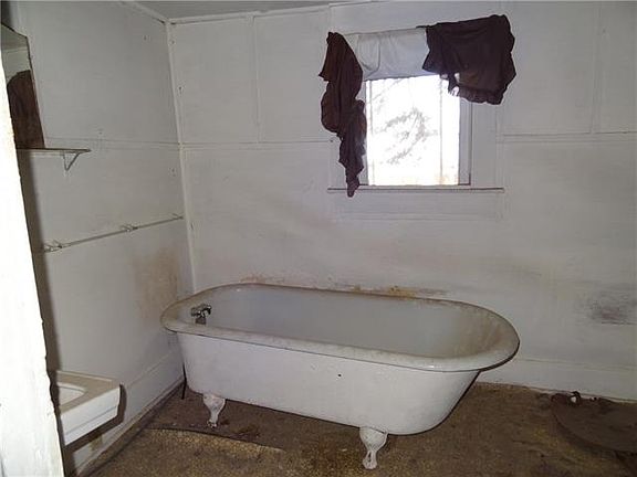 5th image of 605 Market St E