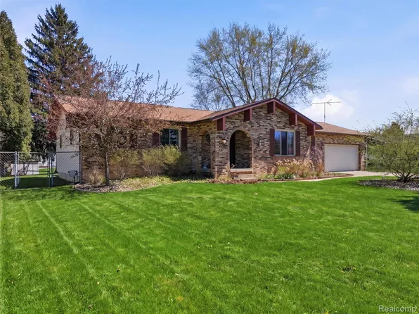 2206 Oak Shade Dr, Davison, MI 48423