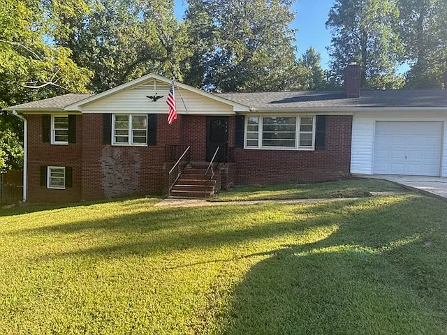 3 bed, 1.5 bath, 2658 sqft, $1,400 — Photo 1
