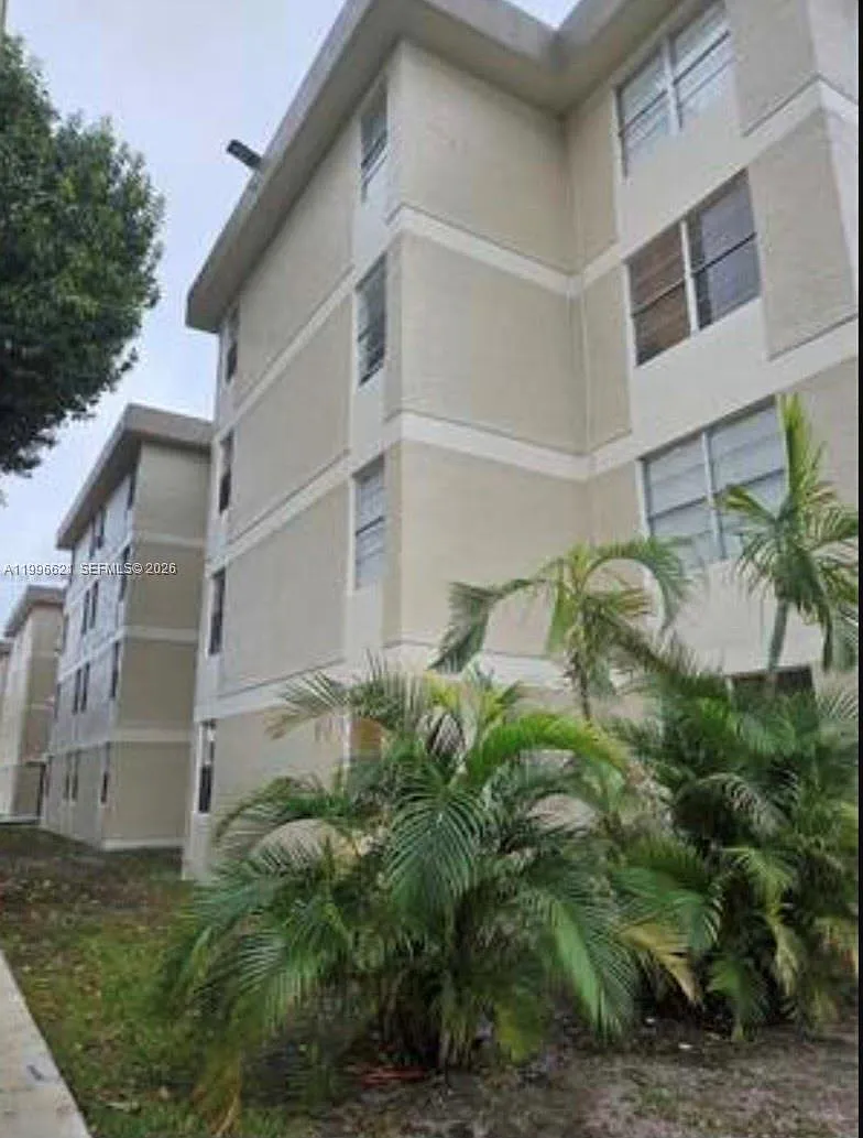 Building Photo - 1805 W 56th St #209